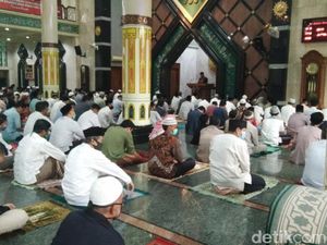 Warga Ciamis Tunaikan Salat Idul Adha Berjamaah di Masjid Terdekat