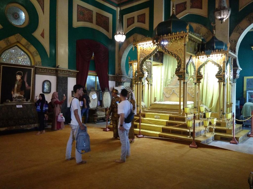 Hari Raya Idul Adha, Istana Maimun Medan Diserbu Pengunjung Hari Raya Idul Adha, Istana Maimun Medan Diserbu Pengunjung