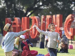 Usai Salat Idul Adha, Warga Serbu Alun-alun Kota Bandung