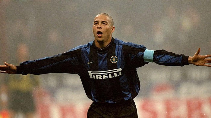 23 Oct 1999:  Ronaldo of Inter Milan celebrates after scoring during the Serie A match against AC Milan played at the San Siro, in Milan, Italy. AC Milan won the match 2-1.  Mandatory Credit: Claudio Villa /Allsport