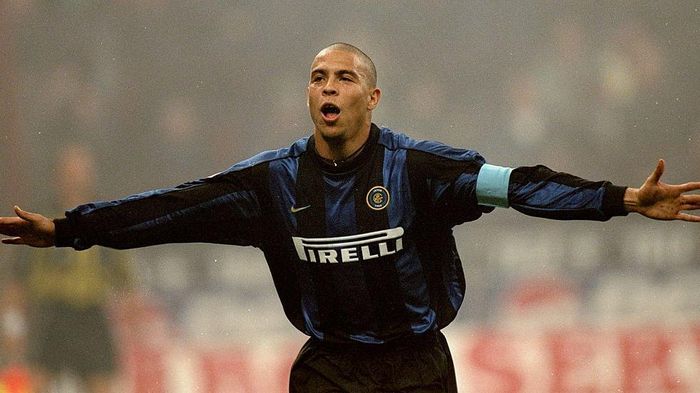 1023740 23 Oct 1999: Ronaldo of Inter Milan celebrates after scoring during the Serie A match against AC Milan played at the San Siro, in Milan, Italy. AC Milan won the match 2-1. Mandatory Credit: Claudio Villa /Allsport