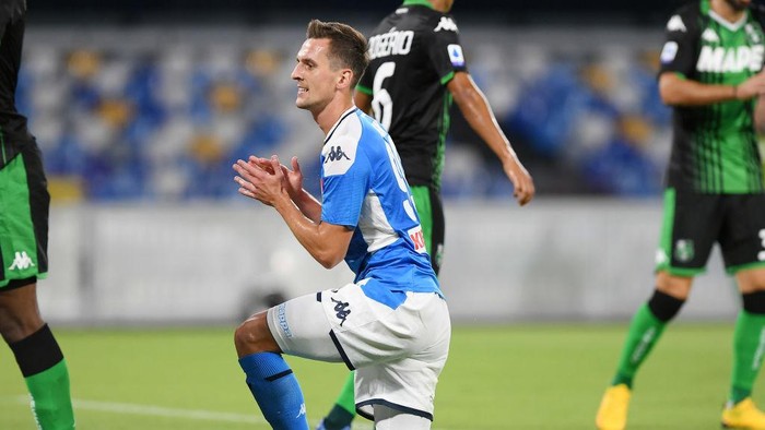 NAPLES, ITALY - JULY 25: Arkadiusz Milik of SSC Napoli stands disappointed during the Serie A match between SSC Napoli and  US Sassuolo at Stadio San Paolo on July 25, 2020 in Naples, Italy. (Photo by Francesco Pecoraro/Getty Images)