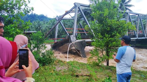Banjir bandang menghanyutkan sedikitnya 29 unit rumah di Kabupaten Bolaang Mongondow Selatan (Bolsel), Provinsi Sulawesi Utara, Sabtu (1/8). Selain itu, sebanyak 64 rumah dan satu jembatan rusak berat diterjang banjir.