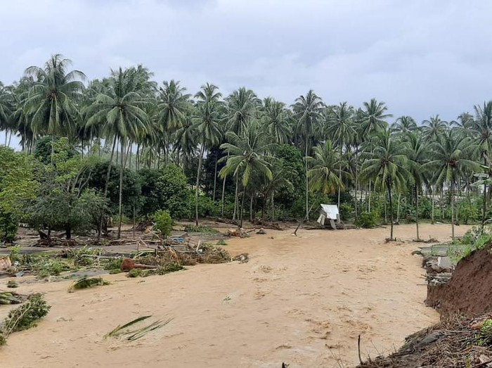 Banjir bandang menerjang Kabupaten Bolsel, Sulut.