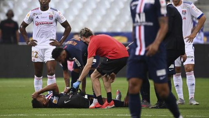 Paris Saint-Germains Brazilian defender Thiago Silva (down) is tretaed by medical staff after being fouled during the French League Cup final football match between Paris Saint-Germain vs Olympique Lyonnais at the Stade de France in Saint-Denis on July 31, 2020. (Photo by FRANCK FIFE / AFP)