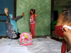 Guru SD di Pacitan Mengajar di Rumah Siswa Saat Pandemi COVID-19