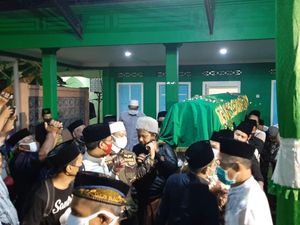 Pemakaman Jenazah Gus Im di Jombang Dihadiri Keluarga dan Pejabat Pemakaman Jenazah Gus Im di Jombang Dihadiri Keluarga dan Pejabat