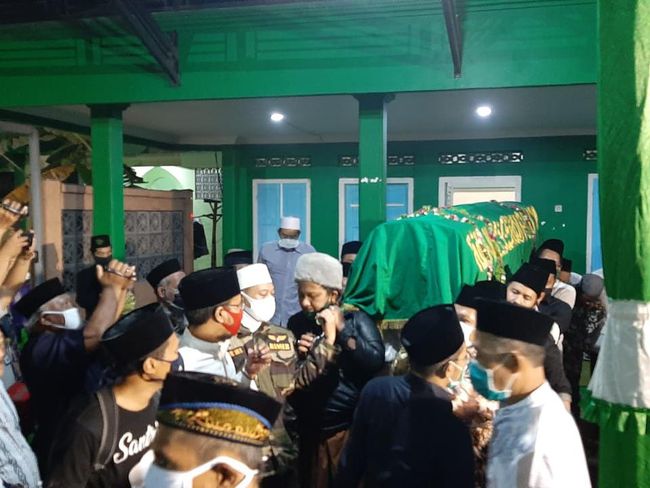 Pemakaman Jenazah Gus Im di Jombang Dihadiri Keluarga dan Pejabat Pemakaman Jenazah Gus Im di Jombang Dihadiri Keluarga dan Pejabat