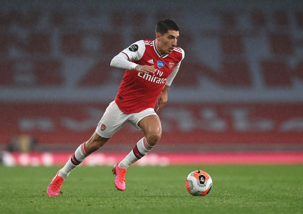 LONDON, ENGLAND - JULY 07:  Hector Bellerin of Arsenal runs with the ball during the Premier League match between Arsenal FC and Leicester City at Emirates Stadium on July 07, 2020 in London, England. Football Stadiums around Europe remain empty due to the Coronavirus Pandemic as Government social distancing laws prohibit fans inside venues resulting in all fixtures being played behind closed doors. (Photo by Shaun Botterill/Getty Images)