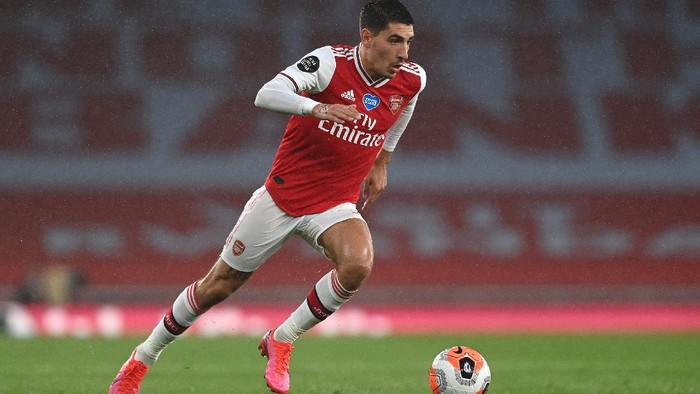 LONDON, ENGLAND - JULY 07:  Hector Bellerin of Arsenal runs with the ball during the Premier League match between Arsenal FC and Leicester City at Emirates Stadium on July 07, 2020 in London, England. Football Stadiums around Europe remain empty due to the Coronavirus Pandemic as Government social distancing laws prohibit fans inside venues resulting in all fixtures being played behind closed doors. (Photo by Shaun Botterill/Getty Images)