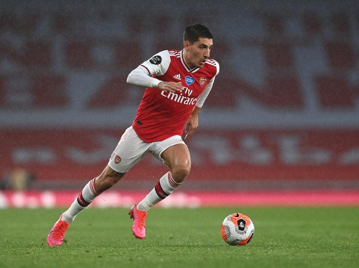 LONDON, ENGLAND - JULY 07:  Hector Bellerin of Arsenal runs with the ball during the Premier League match between Arsenal FC and Leicester City at Emirates Stadium on July 07, 2020 in London, England. Football Stadiums around Europe remain empty due to the Coronavirus Pandemic as Government social distancing laws prohibit fans inside venues resulting in all fixtures being played behind closed doors. (Photo by Shaun Botterill/Getty Images)