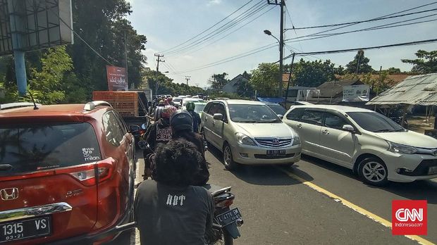 Anyer (01/08) Jalur wisata menuju Anyer diberlakukan sistem satu arah atau one way oleh pihak kepolisian. Kepadatan kendaraan wisatawan sudah mulai terlihat dari Jalan Lingkar Selatan (JLS) di Kota Cilegon hingga Pasar Anyer, Kabupaten Serang, Banten