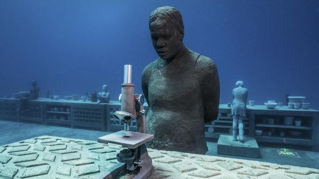 Karya seni patung Jason deCaires Taylor di Museum of Underwater Art (MOUA).