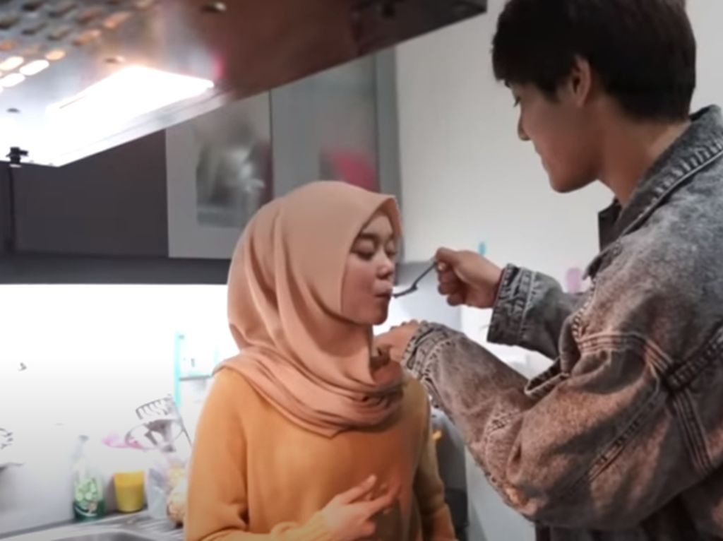 Ramai Dijodohkan Netizen, Lesti Masak Makanan Spesial Buat Rizky Billar Ramai Dijodohkan Netizen, Lesti Masak Makanan Spesial Buat Rizky Billar