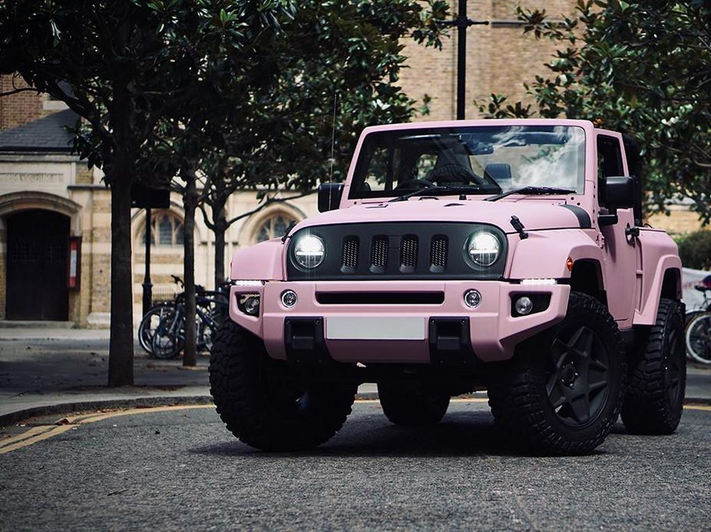 Modifikasi Jeep Wrangler Tampil Manis dengan Kelir Pink