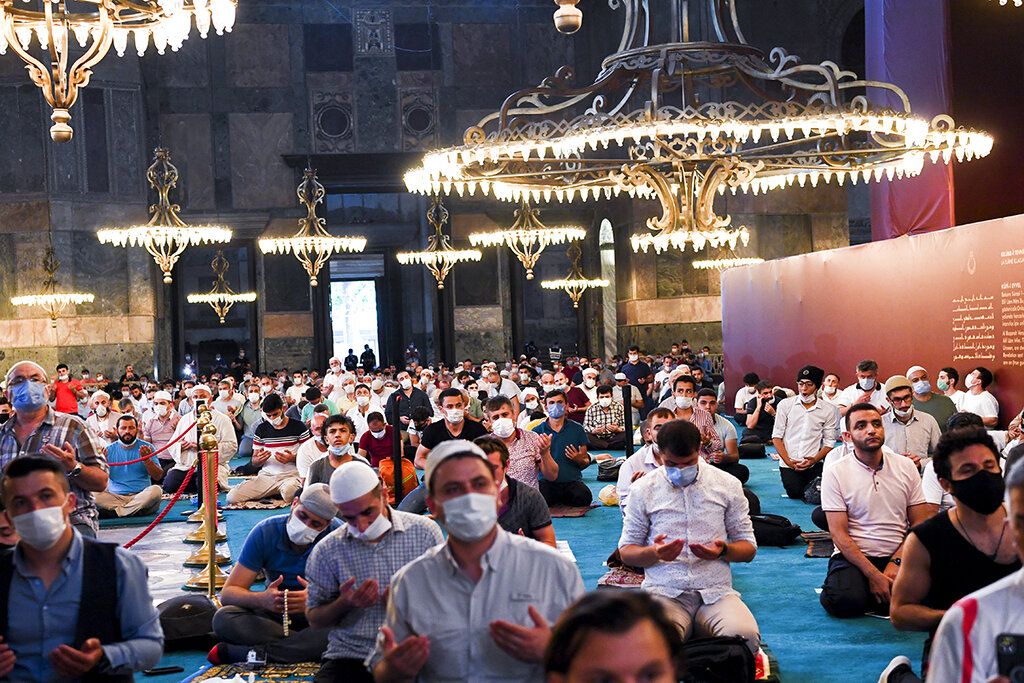 Untuk pertama kalinya dalam 86 tahun, Hagia Sophia melaksanakan ibadah Salat Idul Adha. Masyarakat memadati dalam hingga pelataran bangunan bersejarah tersebut.