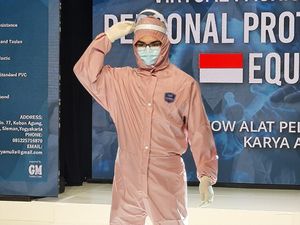 Aksi Tak Biasa Dokter dan Perawat di Yogya, Fashion Show Pakai APD