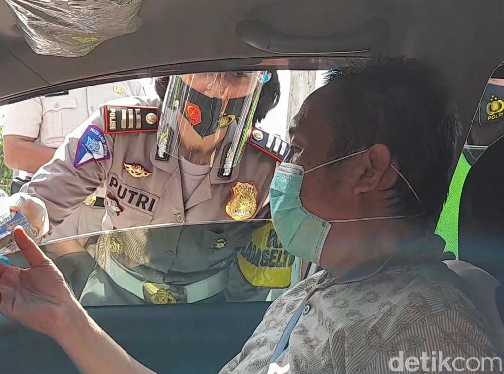 Operasi Patuh di Brebes, Pemudik Diberi Oleh-oleh Telur Asin Operasi Patuh di Brebes, Pemudik Diberi Oleh-oleh Telur Asin