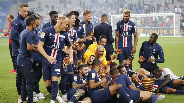 PSG's players celebrate after winning the French League Cup soccer final match between Paris Saint Germain and Lyon at Stade de France stadium, in Saint Denis, north of Paris, Friday, July 31, 2020. (AP Photo/Francois Mori)