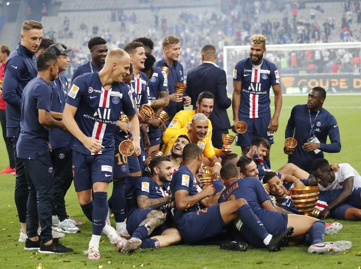 PSG merayakan trofi Piala Liga Prancis musim ini. Foto: AP/Francois Mori