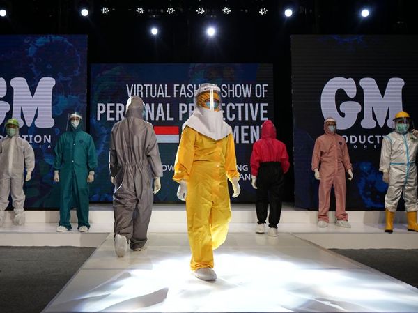 Ketika Dokter dan Perawat Jajal Fashion Show Pakai APD