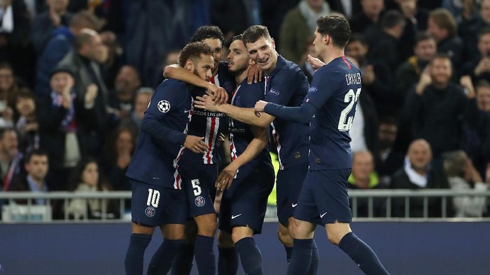 MADRID, SPAIN - NOVEMBER 26: Pablo Sarabia of Paris Saint-Germain celebrates with teammates after scoring his teams second goal during the UEFA Champions League group A match between Real Madrid and Paris Saint-Germain at Bernabeu on November 26, 2019 in Madrid, Spain. (Photo by Angel Martinez/Getty Images)