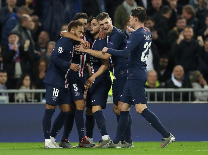 MADRID, SPAIN - NOVEMBER 26: Pablo Sarabia of Paris Saint-Germain celebrates with teammates after scoring his teams second goal during the UEFA Champions League group A match between Real Madrid and Paris Saint-Germain at Bernabeu on November 26, 2019 in Madrid, Spain. (Photo by Angel Martinez/Getty Images)