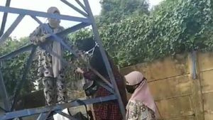 3 Anak Perempuan Panjat Tower Demi Ziarahi Ibu di Makam Corona