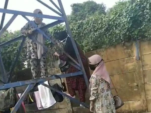 3 Anak Perempuan Panjat Tower Demi Ziarahi Ibu di Makam Corona
