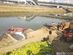 Hilang 24 Jam, Bocah yang Tenggelam di Kanal Banjir Palmerah Masih Dicari