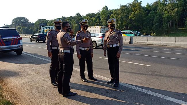 Puncak Arus Balik Idul Adha, Polisi Siapkan Contra Flow di Tol Cikampek Puncak Arus Balik Idul Adha, Polisi Siapkan Contra Flow di Tol Cikampek