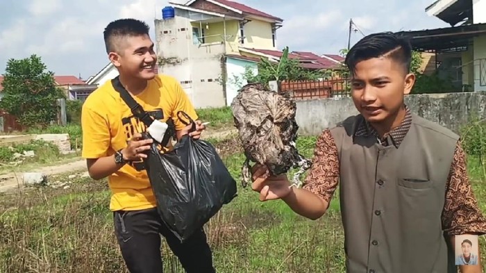Video prank YouTuber prank memberi daging kurban yang ternyata berisi sampah (YouTube Edo putra Official)