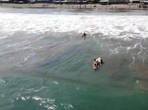 Video Aksi Heroik Dadan Selamatkan Wisatawan yang Ditelan Ombak Video Aksi Heroik Dadan Selamatkan Wisatawan yang Ditelan Ombak