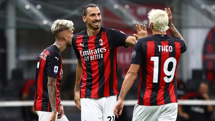 MILAN, ITALY - AUGUST 01:  Zlatan Ibrahimovic (L) of AC Milan celebrates after scoring the second goal of his team with his team-mate Theo Hernandez (R) during the Serie A match between AC Milan and Cagliari Calcio at Stadio Giuseppe Meazza on August 1, 2020 in Milan, Italy.  (Photo by Marco Luzzani/Getty Images)