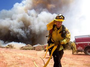 Aksi Petugas Damkar Padamkan Api di California