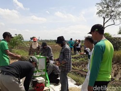 Cerita Pemuda Ciamis Sukses Produksi Mesin Perontok Padi Minimalis