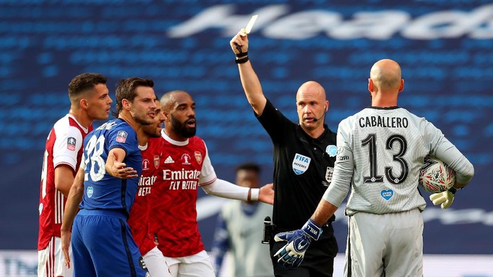 LONDON, ENGLAND - AUGUST 01: Cesar Azpilicueta of Chelsea is shown the yellow by the match referee Anthony Taylor  during the Heads Up FA Cup Final match between Arsenal and Chelsea at Wembley Stadium on August 01, 2020 in London, England. Football Stadiums around Europe remain empty due to the Coronavirus Pandemic as Government social distancing laws prohibit fans inside venues resulting in all fixtures being played behind closed doors. (Photo by Catherine Ivill/Getty Images)