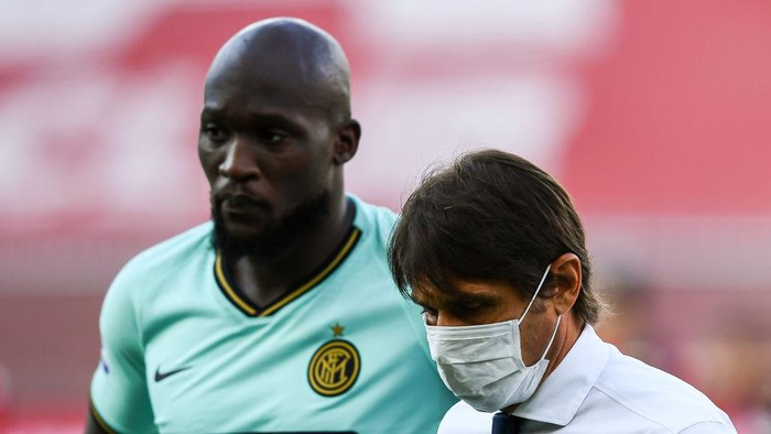 GENOA, ITALY - JULY 25: Romelu Lukaku of Inter (left) and Antonio Conte coach of Inter before the Serie A match between Genoa CFC and  FC Internazionale at Stadio Luigi Ferraris on July 25, 2020 in Genoa, Italy. (Photo by Paolo Rattini/Getty Images)