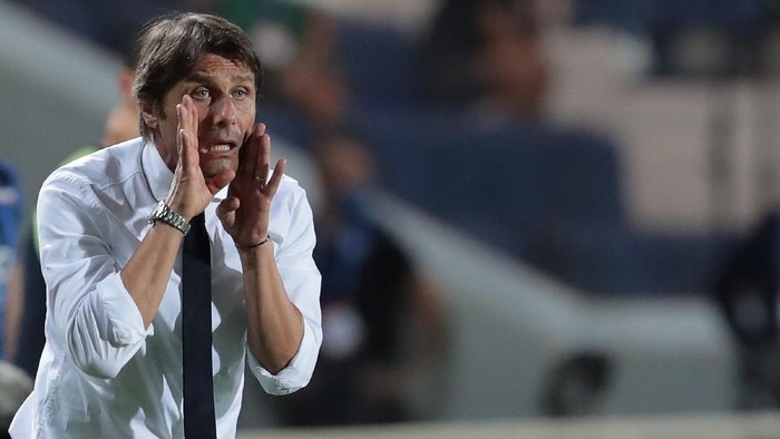 BERGAMO, ITALY - AUGUST 01:  FC Internazionale coach Antonio Conte issues instructions to his players during the Serie A match between Atalanta BC and FC Internazionale at Gewiss Stadium on August 1, 2020 in Bergamo, Italy.  (Photo by Emilio Andreoli/Getty Images)
