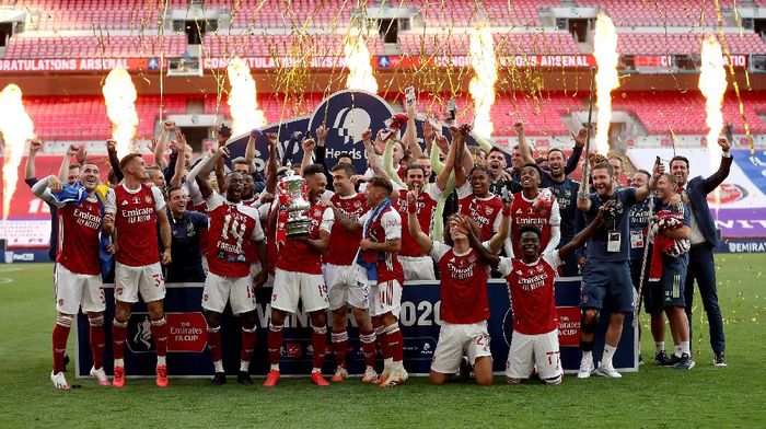 Arsenal Piala FA LONDON, ENGLAND - AUGUST 01: Pierre-Emerick Aubameyang of Arsenal lifts the FA Cup Trophy with his team mates after their victory in the Heads Up FA Cup Final match between Arsenal and Chelsea at Wembley Stadium on August 01, 2020 in London, England. Football Stadiums around Europe remain empty due to the Coronavirus Pandemic as Government social distancing laws prohibit fans inside venues resulting in all fixtures being played behind closed doors. (Photo by Catherine Ivill/Getty Images)