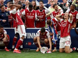 Momen Aubameyang Mau Angkat Piala FA, Eh Trofinya Malah Jatuh!