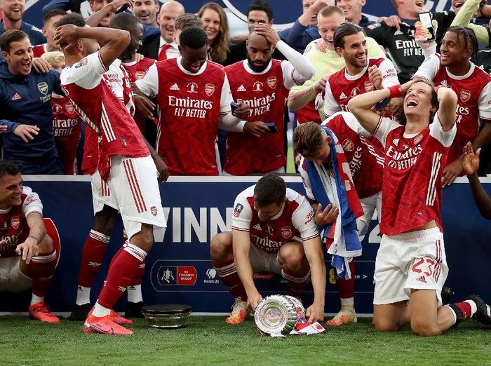 LONDON, ENGLAND - AUGUST 01: Pierre-Emerick Aubameyang of Arsenal drops the FA Cup Trophy before lifting it with his team mates after their victory in the Heads Up FA Cup Final match between Arsenal and Chelsea at Wembley Stadium on August 01, 2020 in London, England. Football Stadiums around Europe remain empty due to the Coronavirus Pandemic as Government social distancing laws prohibit fans inside venues resulting in all fixtures being played behind closed doors. (Photo by Catherine Ivill/Getty Images)