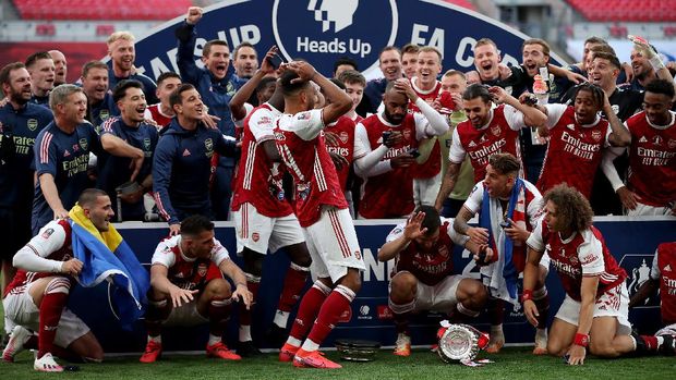 LONDON, ENGLAND - AUGUST 01: Pierre-Emerick Aubameyang of Arsenal drops the FA Cup Trophy before lifting it with his team mates after their victory in the Heads Up FA Cup Final match between Arsenal and Chelsea at Wembley Stadium on August 01, 2020 in London, England. Football Stadiums around Europe remain empty due to the Coronavirus Pandemic as Government social distancing laws prohibit fans inside venues resulting in all fixtures being played behind closed doors. (Photo by Adam Davy/Pool via Getty Images)