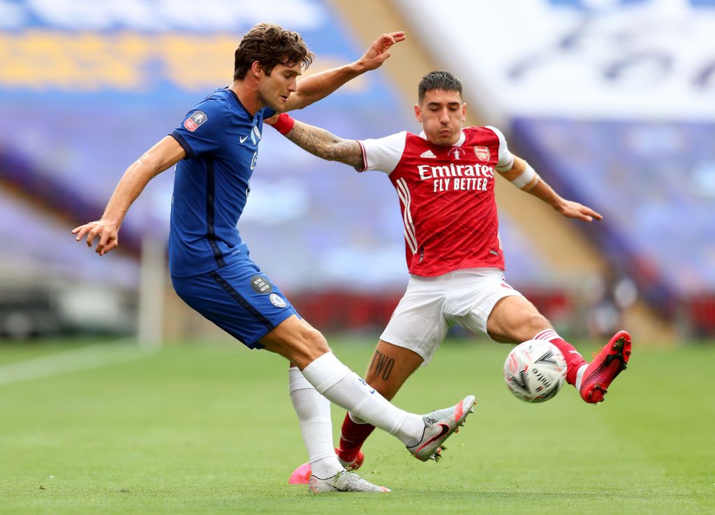 LONDON, ENGLAND - AUGUST 01: Marcos Alonso of Chelsea  battles for possession with  Hector Bellerin of Arsenal  during the Heads Up FA Cup Final match between Arsenal and Chelsea at Wembley Stadium on August 01, 2020 in London, England. Football Stadiums around Europe remain empty due to the Coronavirus Pandemic as Government social distancing laws prohibit fans inside venues resulting in all fixtures being played behind closed doors. (Photo by Catherine Ivill/Getty Images)