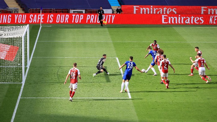 LONDON, ENGLAND - AUGUST 01: Christian Pulisic of Chelsea scores his sides first goal during the Heads Up FA Cup Final match between Arsenal and Chelsea at Wembley Stadium on August 01, 2020 in London, England. Football Stadiums around Europe remain empty due to the Coronavirus Pandemic as Government social distancing laws prohibit fans inside venues resulting in all fixtures being played behind closed doors. (Photo by Adam Davy/Pool via Getty Images)