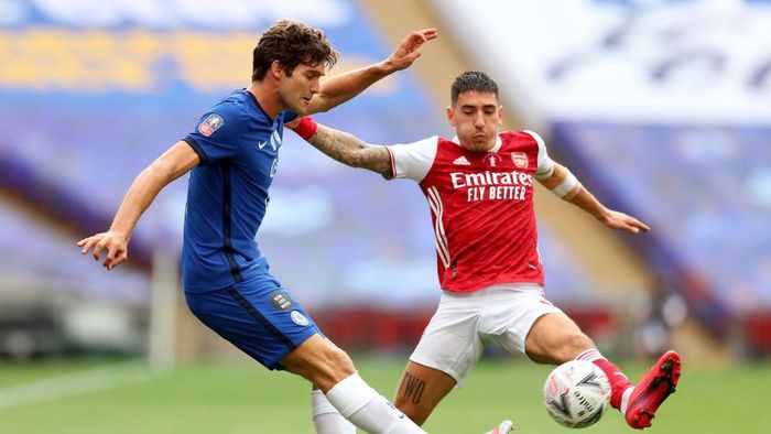 Arsenal vs Chelsea LONDON, ENGLAND - AUGUST 01: Marcos Alonso of Chelsea battles for possession with Hector Bellerin of Arsenal during the Heads Up FA Cup Final match between Arsenal and Chelsea at Wembley Stadium on August 01, 2020 in London, England. Football Stadiums around Europe remain empty due to the Coronavirus Pandemic as Government social distancing laws prohibit fans inside venues resulting in all fixtures being played behind closed doors. (Photo by Catherine Ivill/Getty Images)