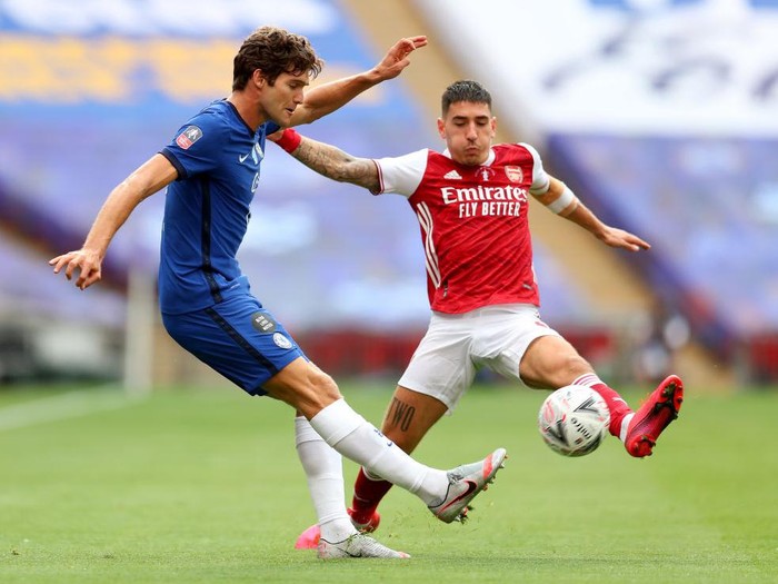 LONDON, ENGLAND - AUGUST 01: Marcos Alonso of Chelsea  battles for possession with  Hector Bellerin of Arsenal  during the Heads Up FA Cup Final match between Arsenal and Chelsea at Wembley Stadium on August 01, 2020 in London, England. Football Stadiums around Europe remain empty due to the Coronavirus Pandemic as Government social distancing laws prohibit fans inside venues resulting in all fixtures being played behind closed doors. (Photo by Catherine Ivill/Getty Images)