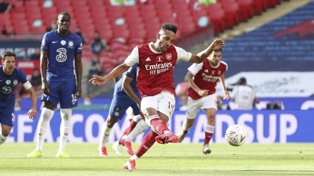 Arsenal's Pierre-Emerick Aubameyang scores his side's first goal from the penalty spot, during the FA Cup final soccer match between Arsenal and Chelsea at Wembley stadium in London, England, Saturday, Aug.1, 2020. (Catherine Ivill/Pool via AP)