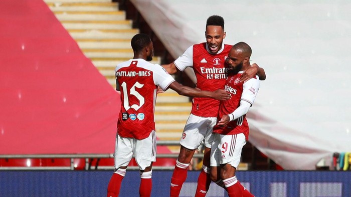 LONDON, ENGLAND - AUGUST 01: Pierre-Emerick Aubameyang of Arsenal celebrates after he scores his sides first goal from the penalty spot during the Heads Up FA Cup Final match between Arsenal and Chelsea at Wembley Stadium on August 01, 2020 in London, England. Football Stadiums around Europe remain empty due to the Coronavirus Pandemic as Government social distancing laws prohibit fans inside venues resulting in all fixtures being played behind closed doors. (Photo by Adam Davy/Pool via Getty Images)