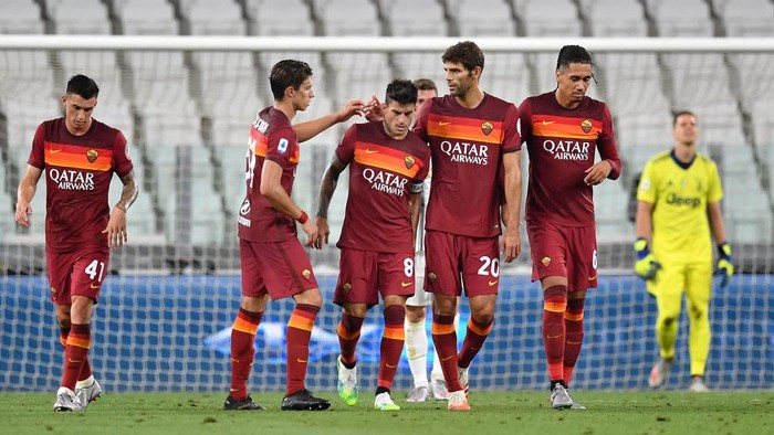 TURIN, ITALY - AUGUST 01:  Diego Perotti (C) of AS Roma celebrates after scoring the second goal of his team with teammates during the Serie A match between Juventus and  AS Roma at  on August 1, 2020 in Turin, Italy.  (Photo by Valerio Pennicino/Getty Images)